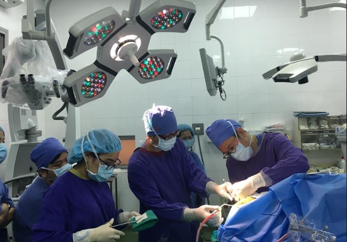 Lần đầu tiên tại Việt Nam: Bệnh nhân vừa mổ u não vừa… hát - 1