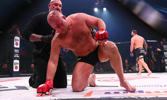 “Sa hoàng” MMA tái xuất: 35 giây 2 cú đấm “trái đất ngừng quay” - 1