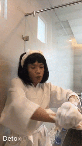 Quang Trung “tăng động” hướng dẫn 4 kiểu tắm gột rửa bụi bẩn đón Tết - 1