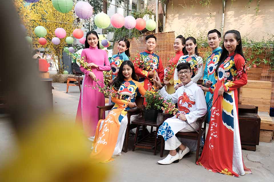 Long Nhật gây náo loạn khi xuất hiện tại phố ông đồ để du Xuân, chụp ảnh - 2