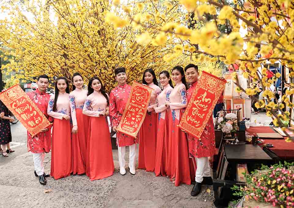 Long Nhật gây náo loạn khi xuất hiện tại phố ông đồ để du Xuân, chụp ảnh - 3