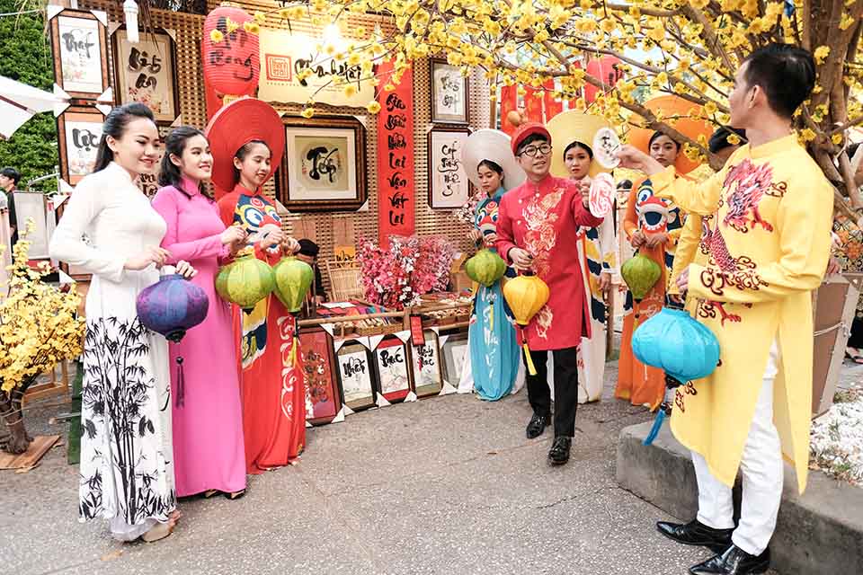 Long Nhật gây náo loạn khi xuất hiện tại phố ông đồ để du Xuân, chụp ảnh - 6