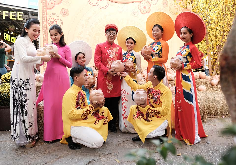 Long Nhật gây náo loạn khi xuất hiện tại phố ông đồ để du Xuân, chụp ảnh - 8