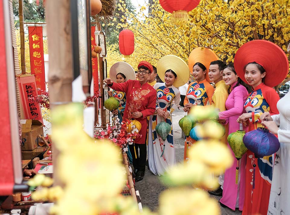 Long Nhật gây náo loạn khi xuất hiện tại phố ông đồ để du Xuân, chụp ảnh - 7