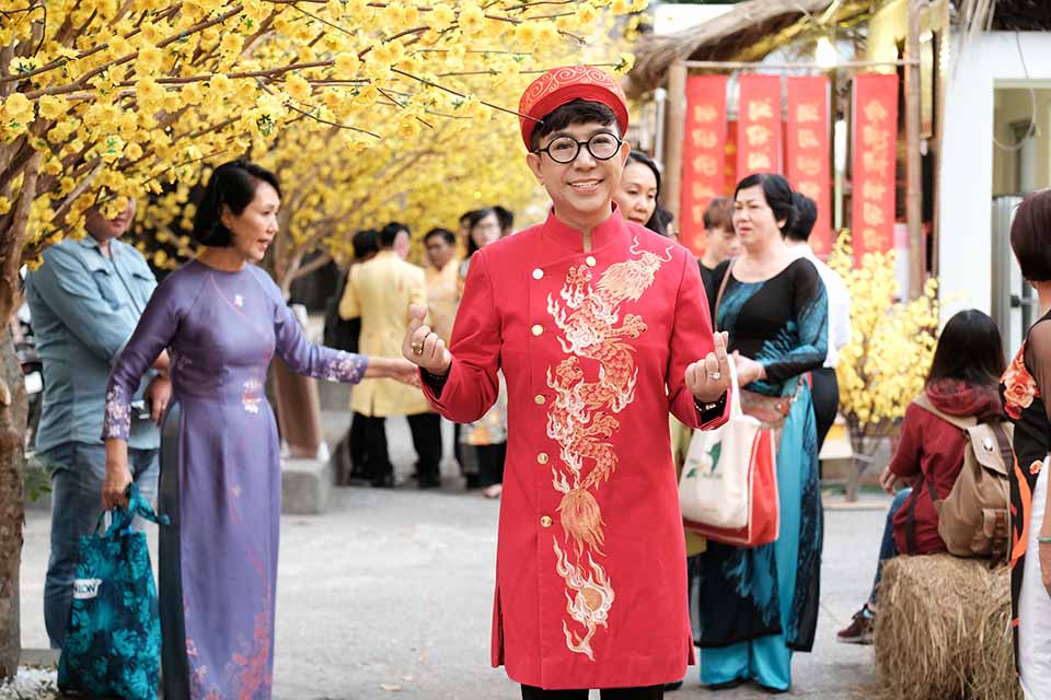 Long Nhật gây náo loạn khi xuất hiện tại phố ông đồ để du Xuân, chụp ảnh - 9