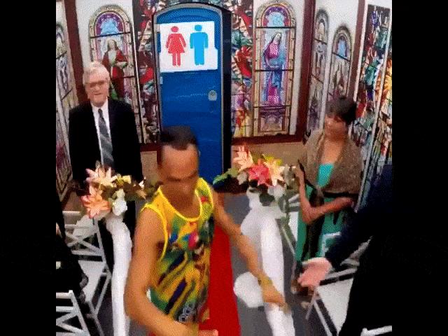 Video Clip Cười - Đi WC công cộng bất ngờ có được vợ miễn phí