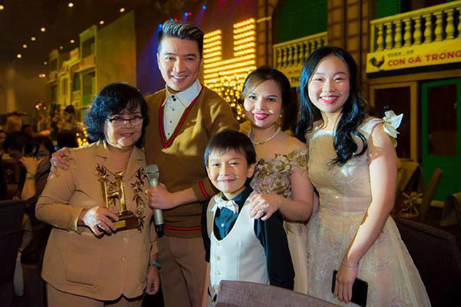 Huỳnh Như cùng mẹ, bố nuôi và bà chụp hình chung trong một bữa tiệc sinh nhật ấm cúng. Trong bức hình này còn có một người con nuôi khác của Đàm Vĩnh Hưng là "bé Tin".