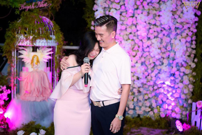 Cô bé này có tên gọi thân mật &#34;bé Như&#34;, tên là Huỳnh Như. Cô bé chính là con đẻ của Huỳnh Minh Hạnh - em gái ruột của Đàm Vĩnh Hưng.