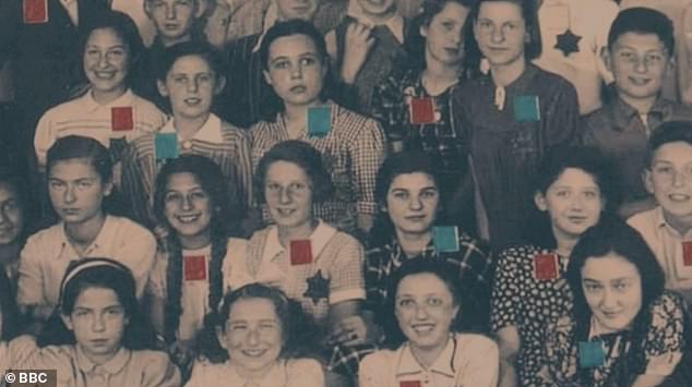 Bức ảnh phơi bày sự tàn bạo của nạn diệt chủng thảm khốc nhất thế giới - 2