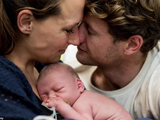 8 năm hiếm muộn do tinh trùng yếu, ông bố òa khóc đón con trai đầu...