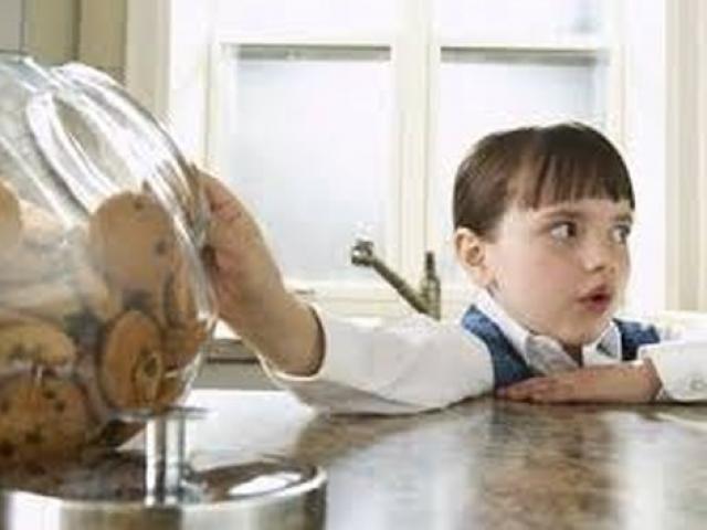 Giáo dục - du học - Chỉ cần thực hiện những điều này, đảm bảo trẻ chừa ngay thói ăn cắp vặt