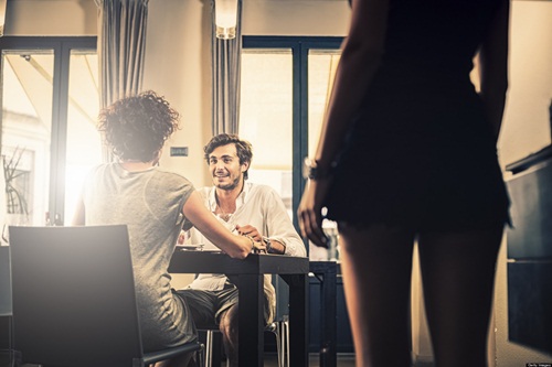 Phát hiện ảnh nóng bỏng của chồng và nhân tình, người vợ đã cao tay xử lý - 1