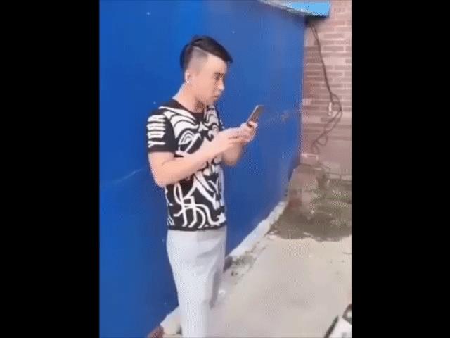 Video Clip Cười - Gái ế ra đường thả thính nhận cái kết "thê thảm"