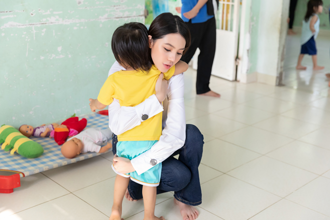 Jolie Nguyễn đi thăm và tặng quà trẻ em mồ côi, khuyết tật trong ngày giáp Tết - 3