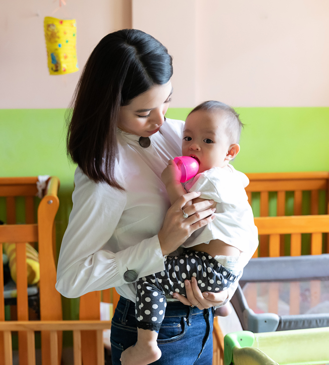 Jolie Nguyễn đi thăm và tặng quà trẻ em mồ côi, khuyết tật trong ngày giáp Tết - 4