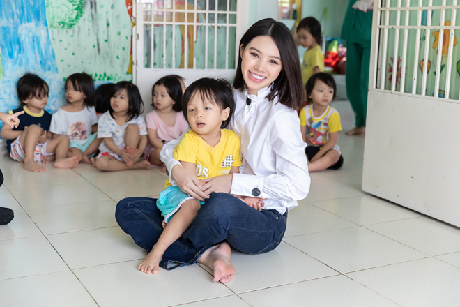 Jolie Nguyễn đi thăm và tặng quà trẻ em mồ côi, khuyết tật trong ngày giáp Tết - 6