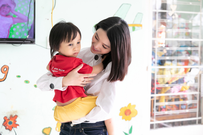 Jolie Nguyễn đi thăm và tặng quà trẻ em mồ côi, khuyết tật trong ngày giáp Tết - 5