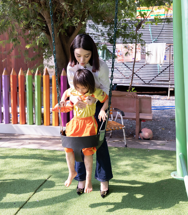 Jolie Nguyễn đi thăm và tặng quà trẻ em mồ côi, khuyết tật trong ngày giáp Tết - 8