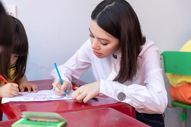 Jolie Nguyễn đi thăm và tặng quà trẻ em mồ côi, khuyết tật trong ngày giáp Tết - 7