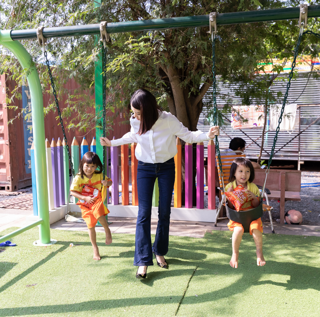 Jolie Nguyễn đi thăm và tặng quà trẻ em mồ côi, khuyết tật trong ngày giáp Tết - 9