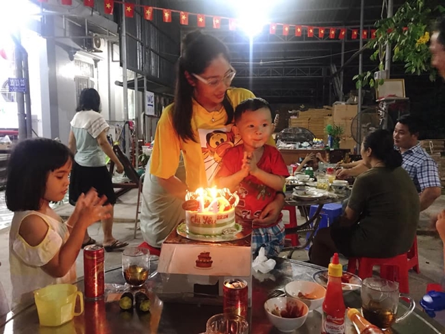 Hình ảnh giản dị, bình dân của Hoa hậu 9X bên người thân trong gia đình chồng.