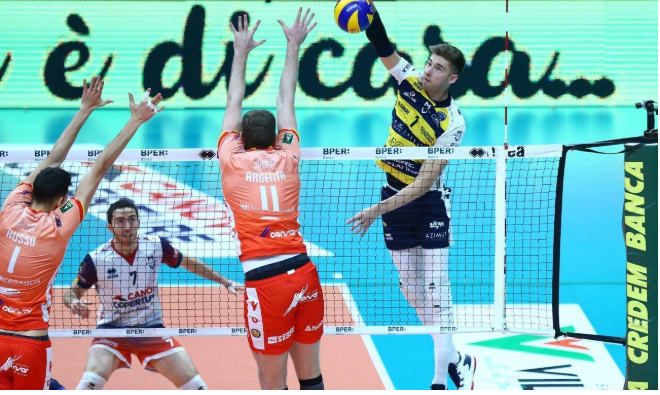 Dị nhân bóng chuyền 2,01m nã 2 cú "đại bác" khiến đối thủ choáng váng - 1