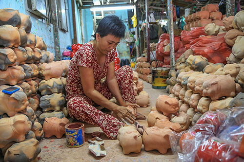 &#34;Đẻ&#34; sòn sòn hàng triệu con heo vàng “giữ của”, cực nhưng lãi khá - 1