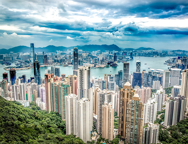 Hồng Kông là một thành phố đầy những triệu phú và tỷ phú. Nơi đây tập trung nhiều người siêu giàu trên thế giới, vượt qua thành phố New York của Mỹ, Tokyo của Nhật Bản và Paris của Pháp