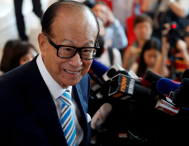 Một trong số đó là Li Ka-shing, tỷ phú giàu nhất Hồng Kông với tài sản 29,3 tỷ USD. Ka-shing là một trong những doanh nhân có ảnh hưởng lớn nhất châu Á. Ông đã thôi giữ chức chủ tịch công ty CK Hutchison Holdings do chính mình thành lập vào tháng 5/2018 ở tuổi 89