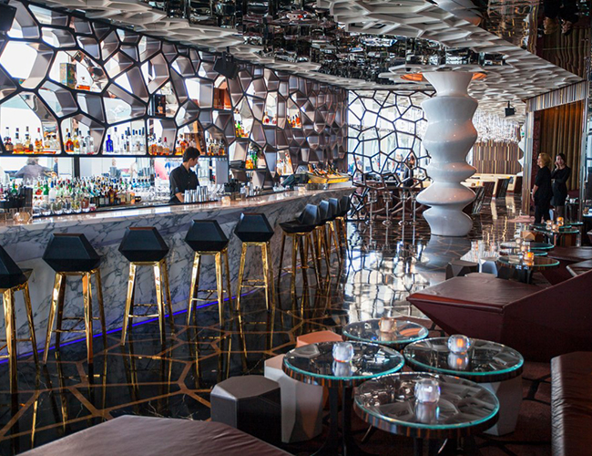 Một điểm nổi tiếng khác dành cho các ông trùm kinh doanh là Ozone - quán bar nằm trên đỉnh khách sạn Ritz Carlton của Hồng Kông, nơi được cho là cao nhất thế giới.&nbsp;