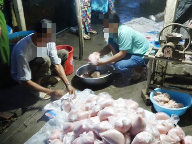 Thị trường - Tiêu dùng - Cận Tết, phát hiện chả cá có hàn the, dưa cải chứa chất vàng ô