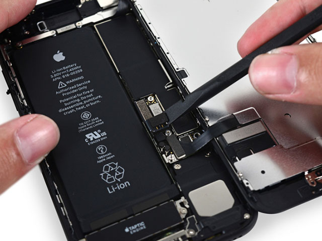 Thời trang Hi-tech - Đây là cách duy nhất giúp thay pin iPhone với giá 700.000 đồng