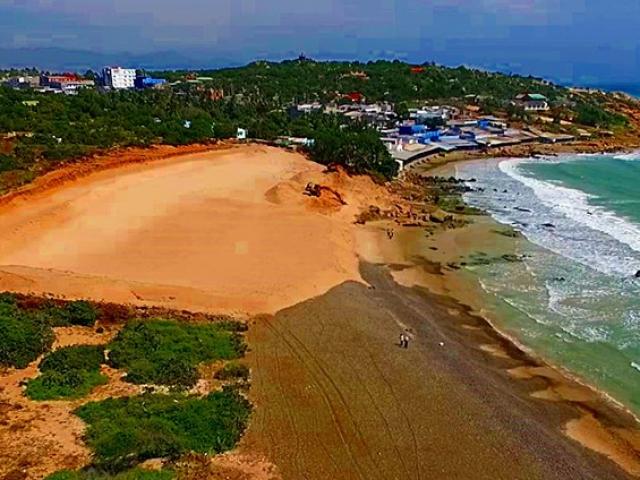 Tin tức trong ngày - Nguy cơ núi cát cao 10m tiếp tục phủ lấp bãi đá 7 màu