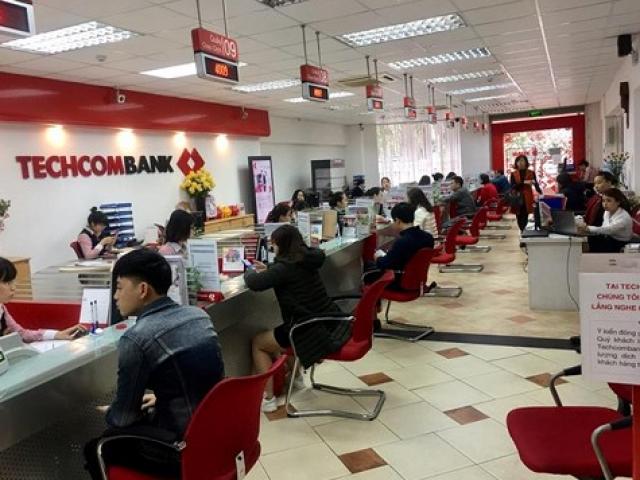 Kinh doanh - Ngân hàng ngày Tết: Khách ôm điện thoại, thở dài nhấp nhổm chờ đến lượt