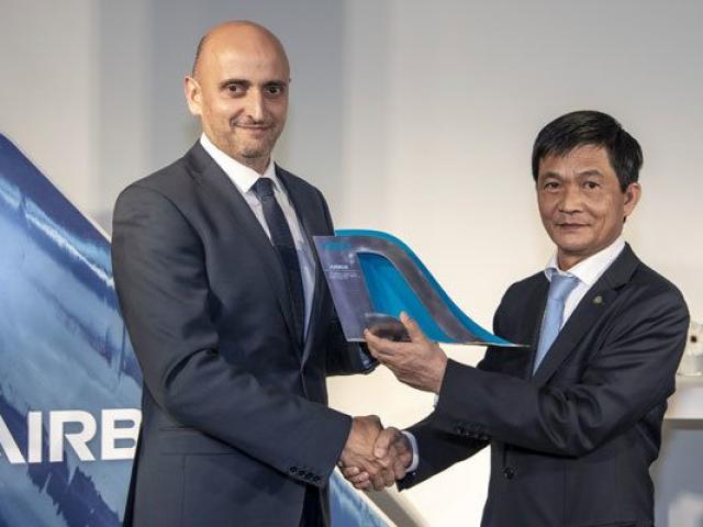 Tin tức trong ngày - Nóng 24h qua: Cơ trưởng kể chuyện máy bay hạ cánh khẩn xuống QL1, phi công bị CSGT bắt giữ