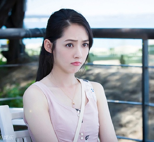Dù trong phim hay ngoài đời thật, mái tóc truyền thống này cũng mang lại vẻ ngoài xinh đẹp cho cô.&nbsp;
