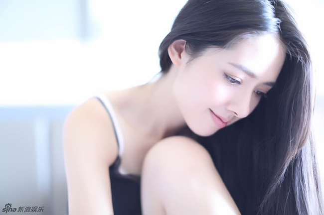 Vì trang điểm nhẹ nhàng nên việc làm sạch da là quan trọng nhất. Cô chỉ đánh phấn mắt màu ngọc trai để mang lại một chút rạng rỡ chứ không dùng màu sắc đậm.&nbsp;