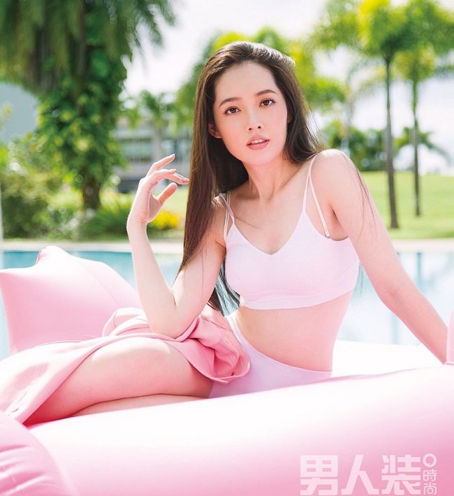 Bích Đình sử dụng xịt khoáng dưỡng ẩm sau khi trang điểm.&nbsp;