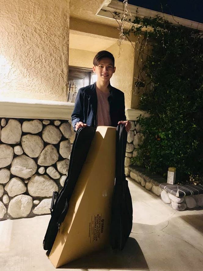 Bằng Kiều khoe con trai bảnh bao, đệm guitar cho bố ‘cực nuột’ - 3