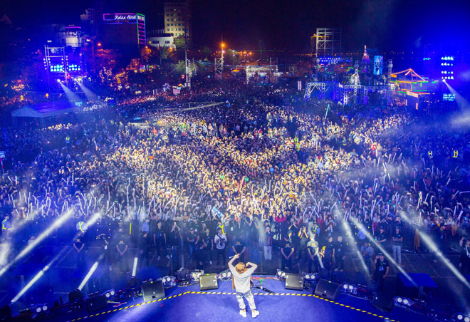 Fan dậy sóng với phong cách “chất hơn nước cất” mà Sơn Tùng diện trên sân khấu Tiger Remix - 2