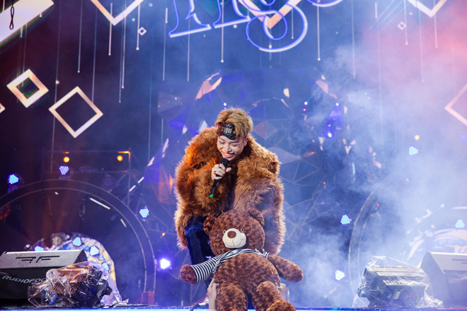 Fan dậy sóng với phong cách “chất hơn nước cất” mà Sơn Tùng diện trên sân khấu Tiger Remix - 4