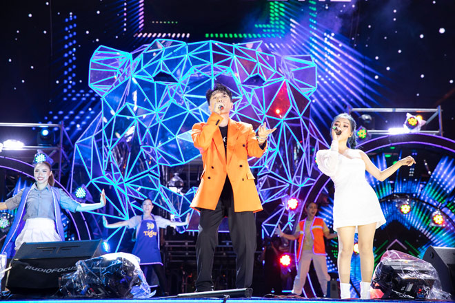 Fan dậy sóng với phong cách “chất hơn nước cất” mà Sơn Tùng diện trên sân khấu Tiger Remix - 6