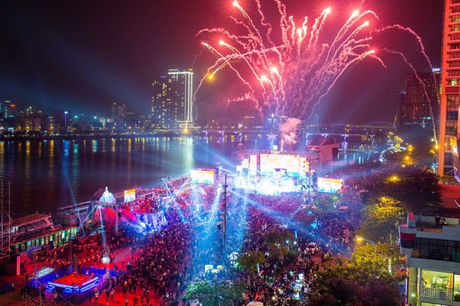 Fan dậy sóng với phong cách “chất hơn nước cất” mà Sơn Tùng diện trên sân khấu Tiger Remix - 9