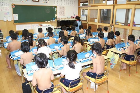 “Giáo dục cởi trần” - Phương pháp lạ gây tranh cãi tại một số nơi trên thế giới - 1