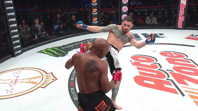 Kinh điển MMA: &#34;Sư tử&#34; tung 1 đá như trời giáng đối thủ đo sàn luôn - 1
