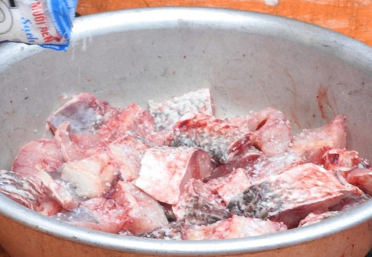 Làng Vũ Đại trắng đêm sản xuất cá kho phục vụ Tết - 6