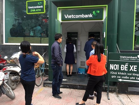 Ngân hàng ngày Tết: Khách ôm điện thoại, thở dài nhấp nhổm chờ đến lượt - 18