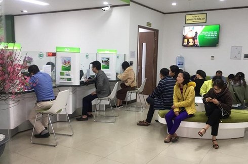 Ngân hàng ngày Tết: Khách ôm điện thoại, thở dài nhấp nhổm chờ đến lượt - 4