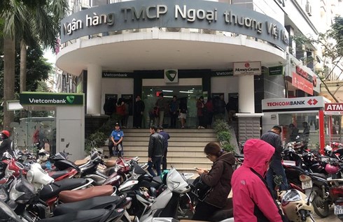 Ngân hàng ngày Tết: Khách ôm điện thoại, thở dài nhấp nhổm chờ đến lượt - 5