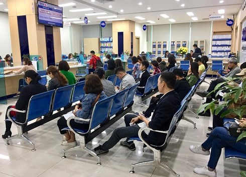 Ngân hàng ngày Tết: Khách ôm điện thoại, thở dài nhấp nhổm chờ đến lượt - 8